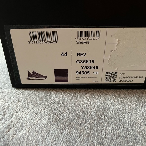 Im selling this sneakers because they are so small for me. - Picture 4 of 4
